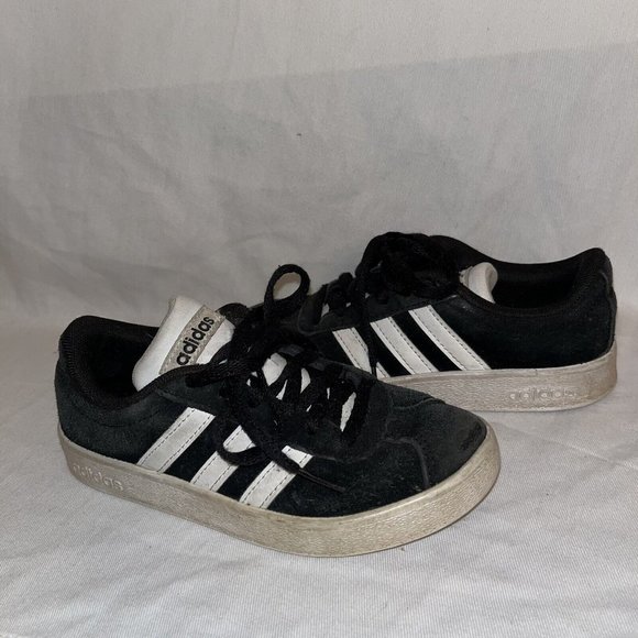 Absolutamente Mm Agua con gas adidas | Shoes | Adidas Black Suede Sneakers 3 White Stripes Youth Size 2  Pgd78906 Art Db1827 | Poshmark